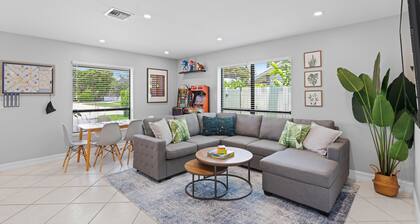 3BR - Mile to Beach -Near FAU - Outdoor Games- Arcades -Coffee Bar- Pet Friendly