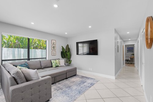 3BR - Mile to Beach -Near FAU - Outdoor Games- Arcades -Coffee Bar- Pet Friendly