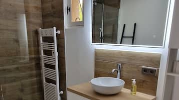 Ducha, secador de pelo, toallas y jabón