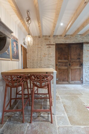 Dining - Maison Indépendante sur Domaine Viticole (Chaux)