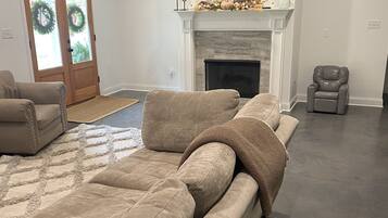 Smart TV, chimenea y libros