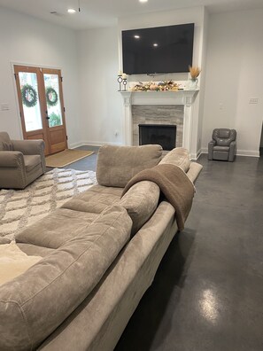 Smart TV, fireplace, books - Florida game availability! New Home close to campus and The Square! (Oxford)