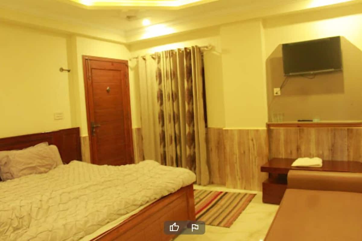 Quarto casal luxo | Quartos à prova de som, ferros/tábuas de passar roupa, Wi-Fi de cortesia