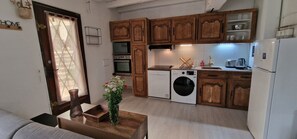 Een koelkast, een magnetron, een oven, een kookplaat