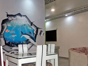 Leilighet | Eget kjøkken | Rengjøringsutstyr og spisebord