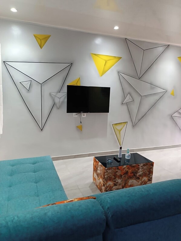 Leilighet | Oppholdsområde | En 43-centimeters Flatskjerm-TV med Parabol-TV