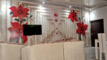 Apartment | Living area | 43-cm flat-screen TV with satellite channels