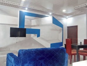 Appartement | Aire de séjour | Téléviseur à écran plat de 43 cm avec télévision par satellite