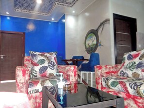 Apartment | Living area | 43-cm flat-screen TV with satellite channels