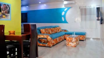 Apartment | Living area | 43-cm flat-screen TV with satellite channels