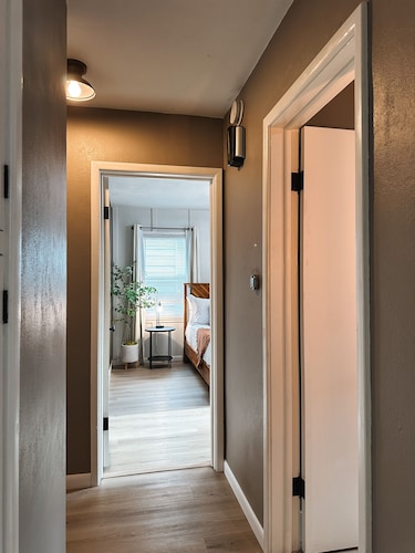 Stylish & Modern •Sleeps 10• Cornhole+PingPong • Minutes to Most!