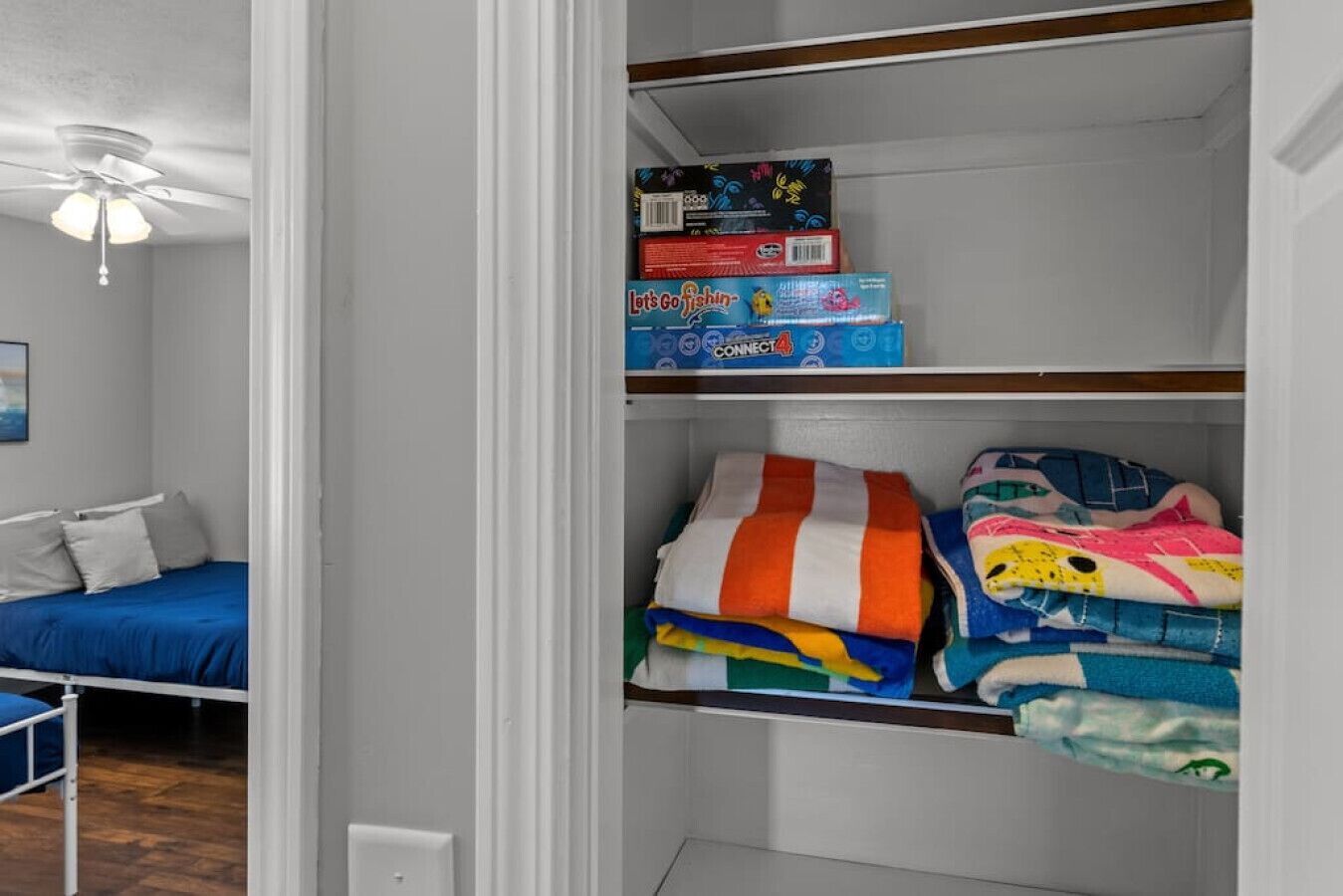 4 slaapkamers, een bureau, een strijkplank/strijkijzer, reisbedje