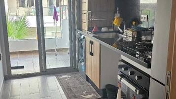 Fridge, oven, stovetop, coffee/tea maker