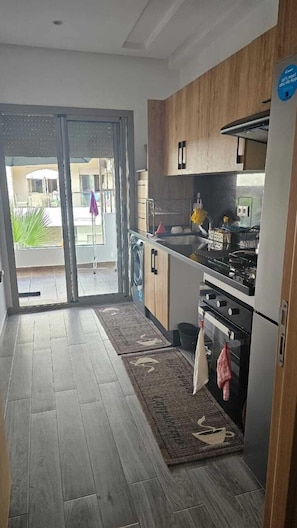 Fridge, oven, stovetop, coffee/tea maker