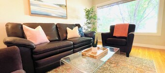 Riverside 4 bdrm w 2 KING beds • 10min DT • Sleeps 8!