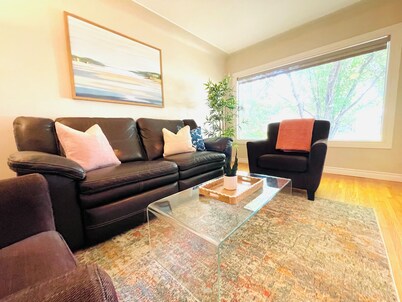 Riverside 4 bdrm w 2 KING beds • 10min DT • Sleeps 8!