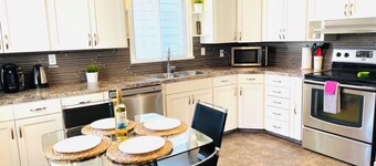 Riverside 4 bdrm w 2 KING beds • 10min DT • Sleeps 8!