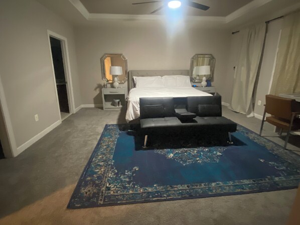 3 chambres, bureau, fer et planche à repasser, lit de bébé portatif