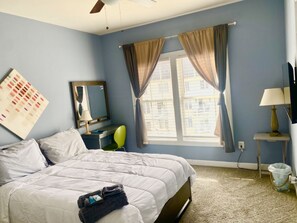 3 habitaciones, escritorio y tabla de planchar con plancha 