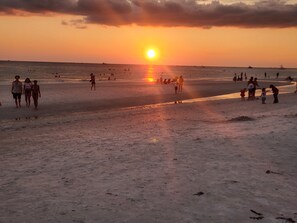 Una spiaggia con persone che passeggiano e si rilassano.