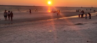 Endless Summer 7 min walk to the peaceful white sand beach. 3 bedrooms, 2 baths.