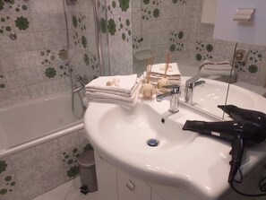 風筒、坐浴桶、提供毛巾、番梘