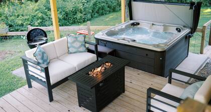 Black Mtn Cottage w/ hot tub + dog friendly - 20 min to Asheville