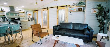 TV connectée, cheminée, livres