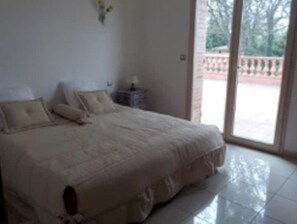 4 habitaciones, tabla de planchar con plancha, wifi y ropa de cama 