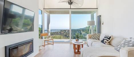 TV, lareira, mesa de pingue-pongue, aparelho de som