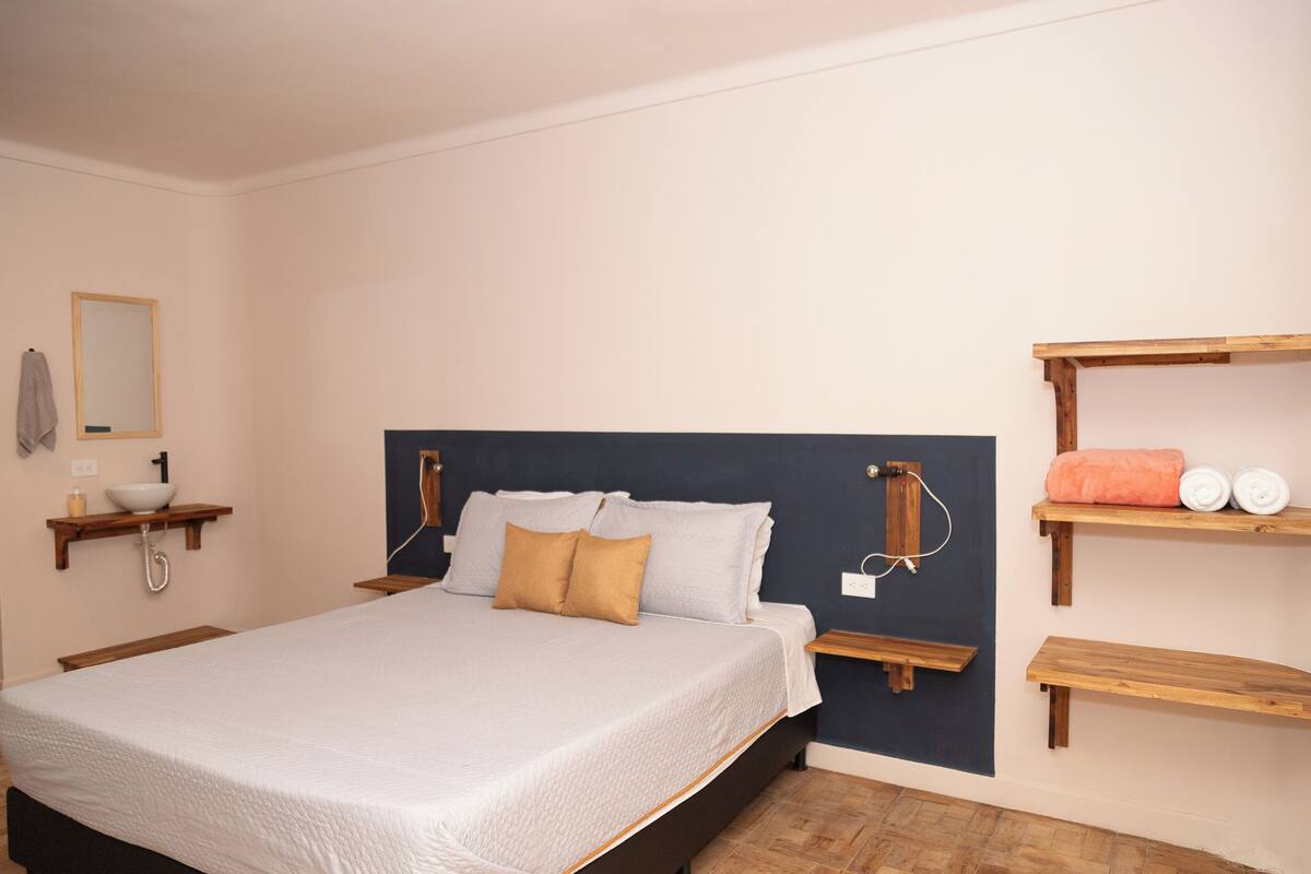 Basic Room, 1 Double Bed, Ensuite | 1 bedroom, desk, WiFi (free), bed sheets