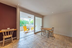 1 habitación, escritorio, wifi gratis y ropa de cama