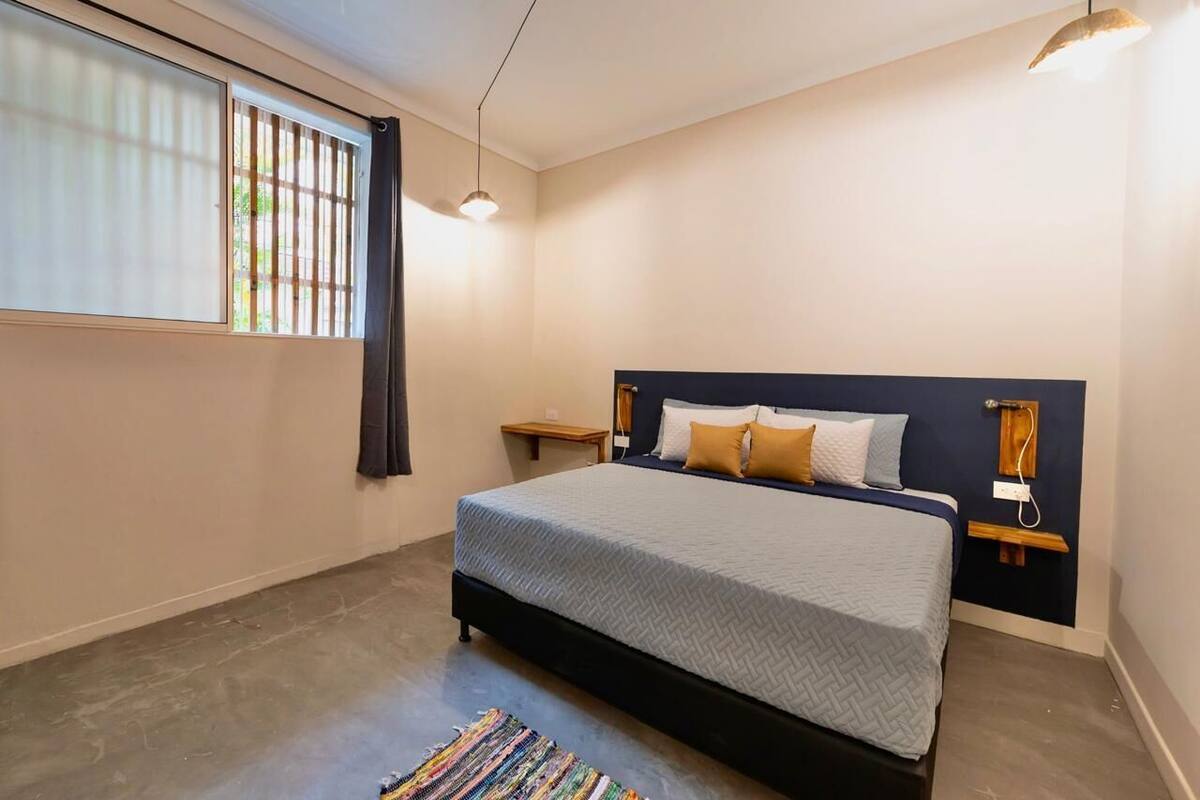 Standard Room, 1 Queen Bed, Ensuite | 1 bedroom, desk, WiFi (free), bed sheets