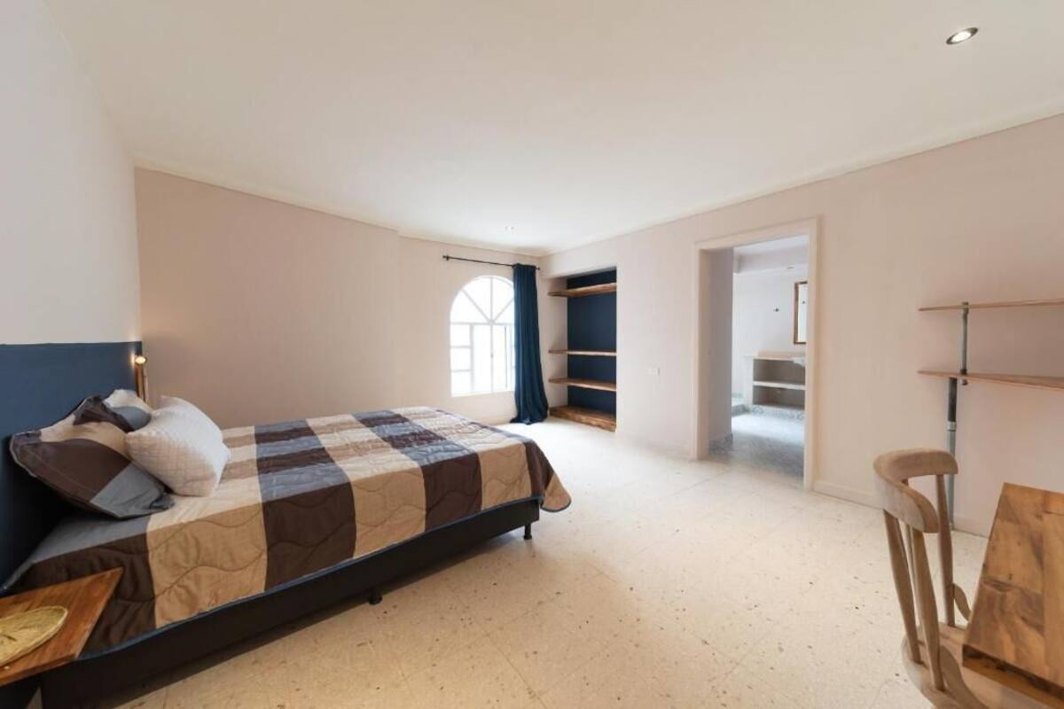 Superior Room, 1 Queen Bed, Ensuite | 1 bedroom, desk, WiFi (free), bed sheets