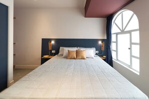 Standard Room, 1 Double Bed, Ensuite | 1 bedroom, desk, free WiFi, bed sheets - Hostal Boutique Casa Mosaiko Nutibara (Medellín)