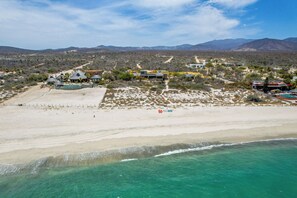 Sun loungers, beach towels - Beachfront home with private pool and pickleball court (El Cardonal)