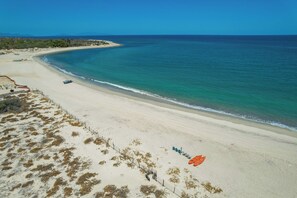 Sun loungers, beach towels - Beachfront home with private pool and pickleball court (El Cardonal)