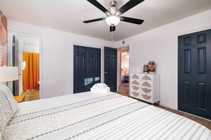 4 bedrooms, desk, iron/ironing board, travel crib - Amazing 4-bed home with Golf, Fire Pit, Hot-Tub & Pool! (Phoenix)