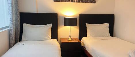 2 عدّة غرف نوم ومكواة/لوح كي وملاءات أسرّة