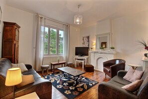 Fernseher, DVD-Player, Tischtennisplatte, Bücher