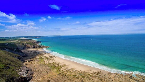 A coastal landscape with a beach, cliffs, and a clear sky. - Les Magnolias - Frehel (FREHEL)