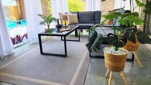 Terrace/patio - Venice Escape 6 Minutes to Beach & near YMCA Pool (Venice)