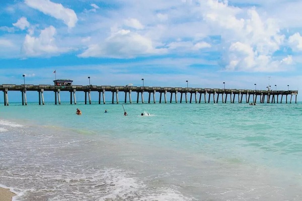 Beach nearby, sun-loungers, beach towels