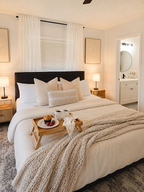 2 bedrooms, iron/ironing board, travel cot, free WiFi - Venice Escape 6 Minutes to Beach & near YMCA Pool (Venice)