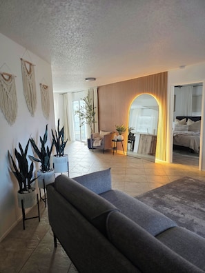 Interior - Venice Escape 6 Minutes to Beach & near YMCA Pool (Venice)