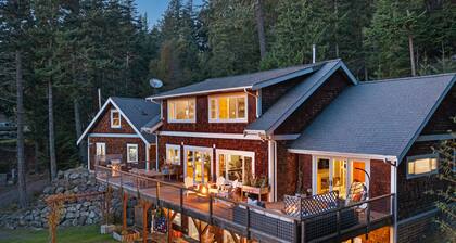Stunning Views, Game Room, Minutes to Town, Sleeps 12