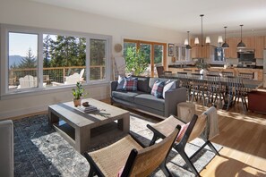 تلفزيون ذكي، مدفأة، ألعاب فيديو، كرة قدم الطاولة