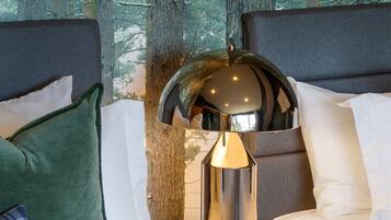 5 bedrooms, desk, iron/ironing board, travel crib