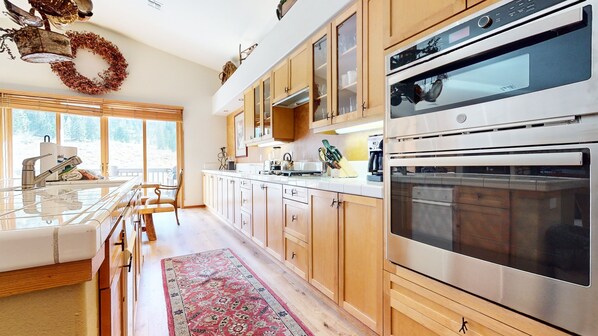 Kühlschrank, Mikrowelle, Ofen, Geschirrspüler