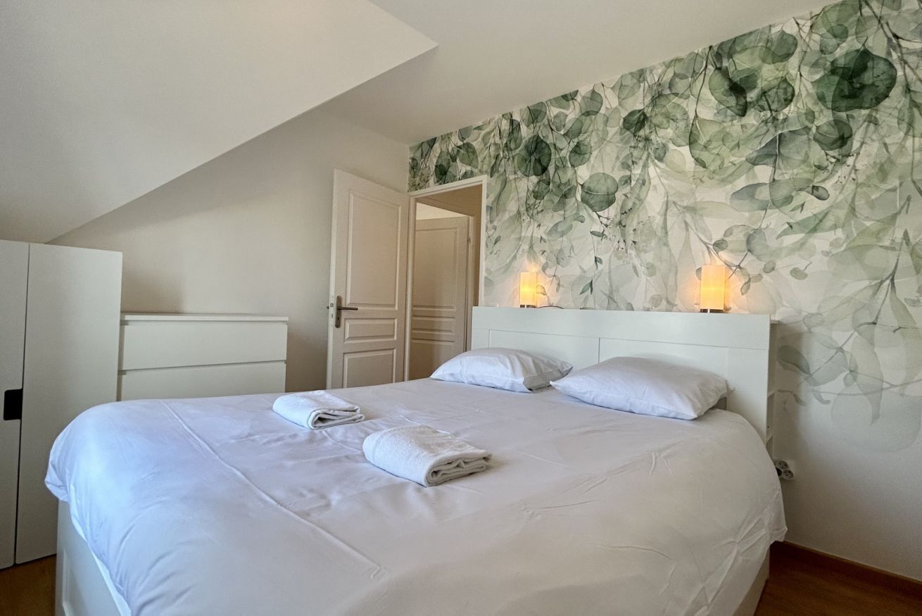 2 slaapkamers, een bureau, reisbedje, wifi